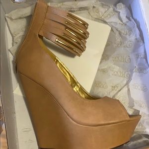 Women’s tan wedge with gold detail. Size 10.